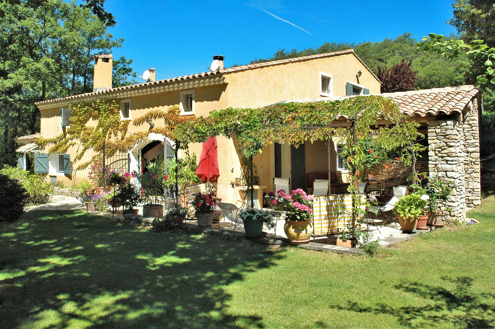 Apt,holiday rental in the countryside, stunning views over the Luberon