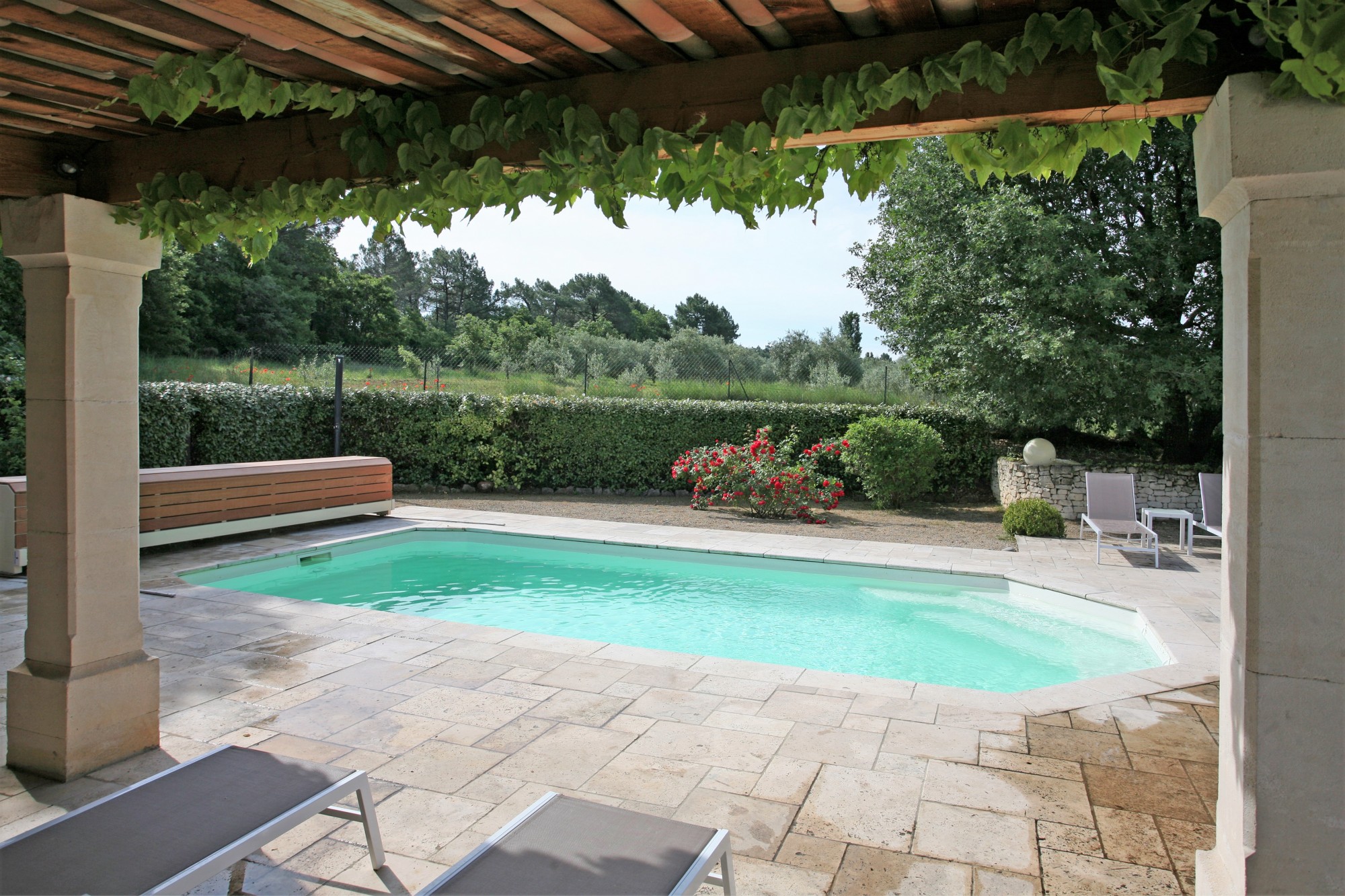 Location à Roussillon, au calme, ravissante maison récente avec piscine 
