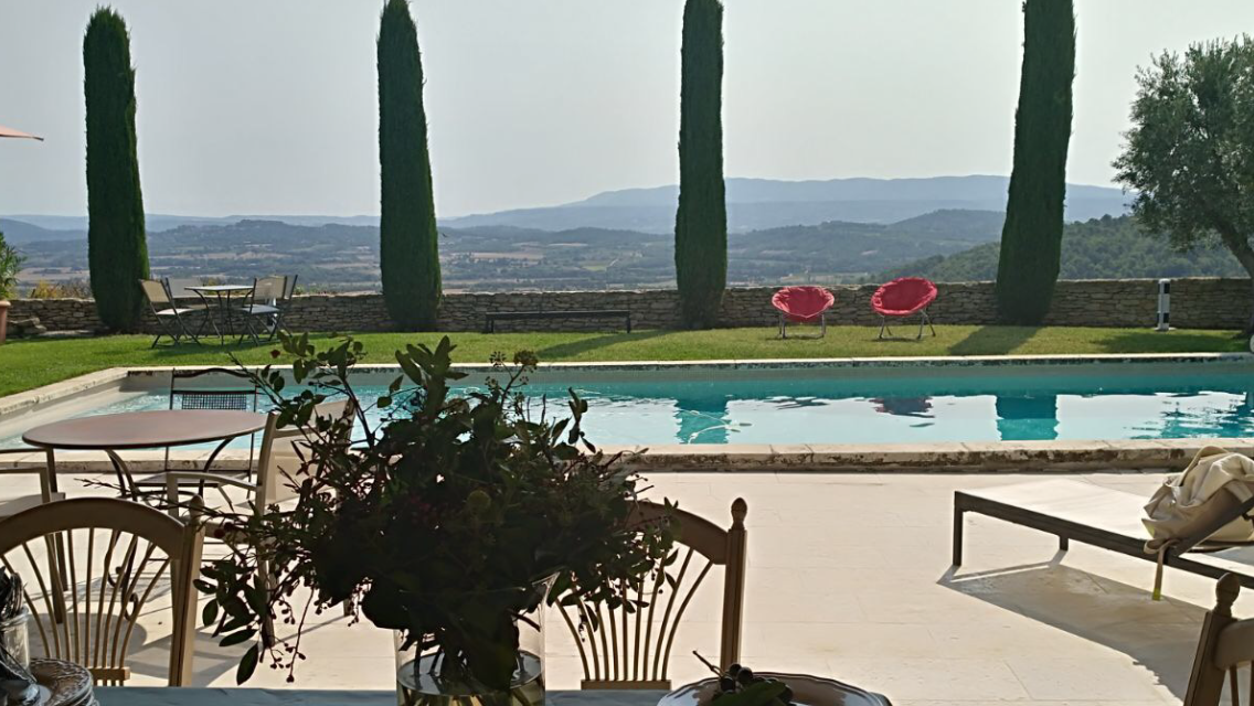 Luberon, to rent large farmhouse near the village of Gordes with breathtaking views over the valley
