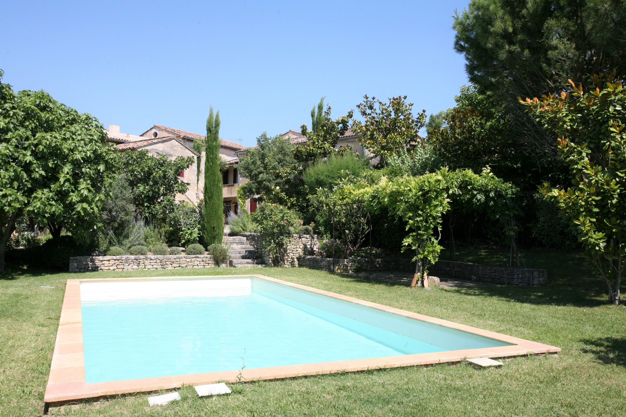 Location proche Goult, authentique mas provencal avec piscine