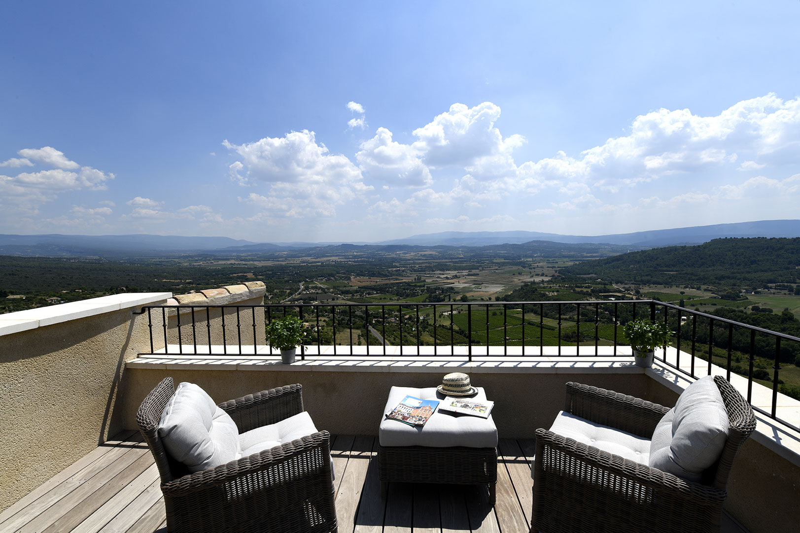 GORDES, HIGH STANDARD OLD VILLAGE HOUSE WITH STUNNING VIEW OVER THE LUBERON