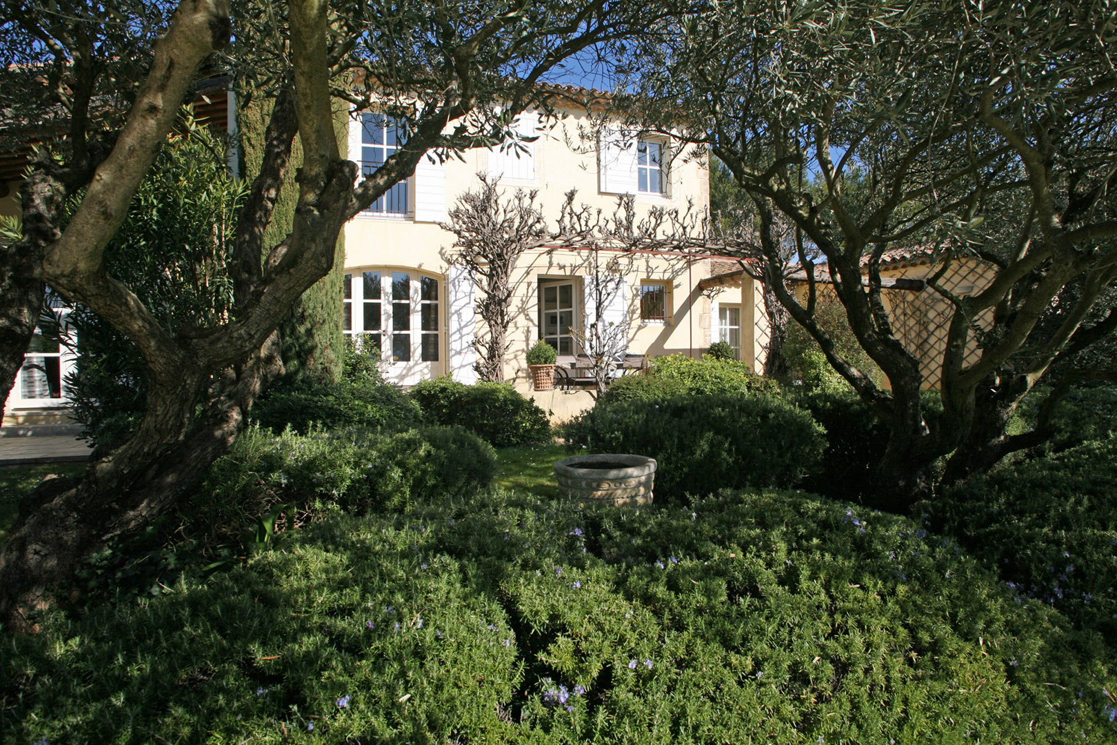 CABRIERES D’AVIGNON, in Provence, Stone house to rent with pool over a beautiful garden
