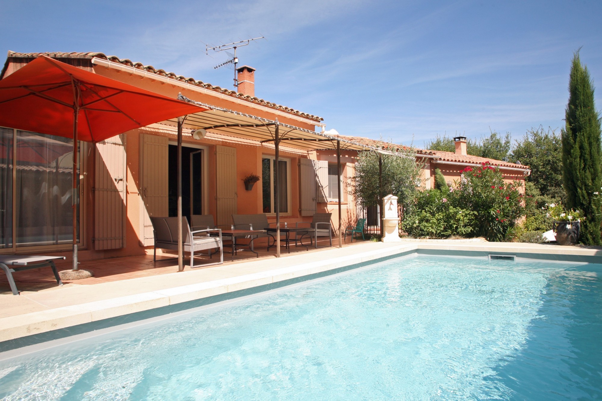 Location Roussillon, maison récente à louer, dans un hameau calme et ombragé, avec accès Tennis