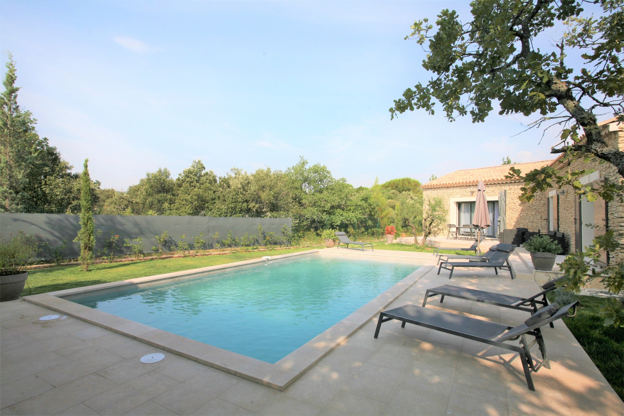 Location Gordes, location saisonnière en Luberon, belle villa récente au calme, entièrement climatisée