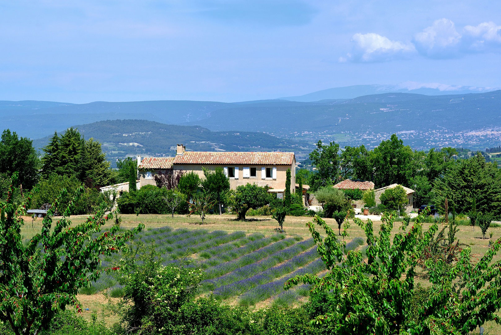 Provence, Bastide Provençale for rent on the heights of Apt, at the foot of the Luberon.