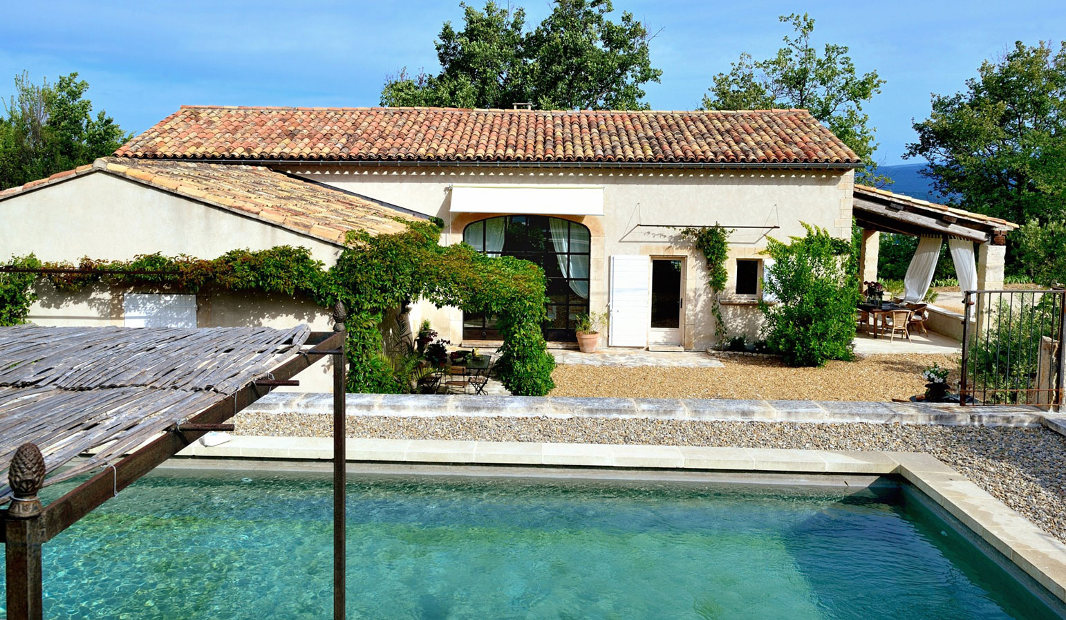 Location dans le Luberon, proche Saignon, maison provençale avec piscine et vue