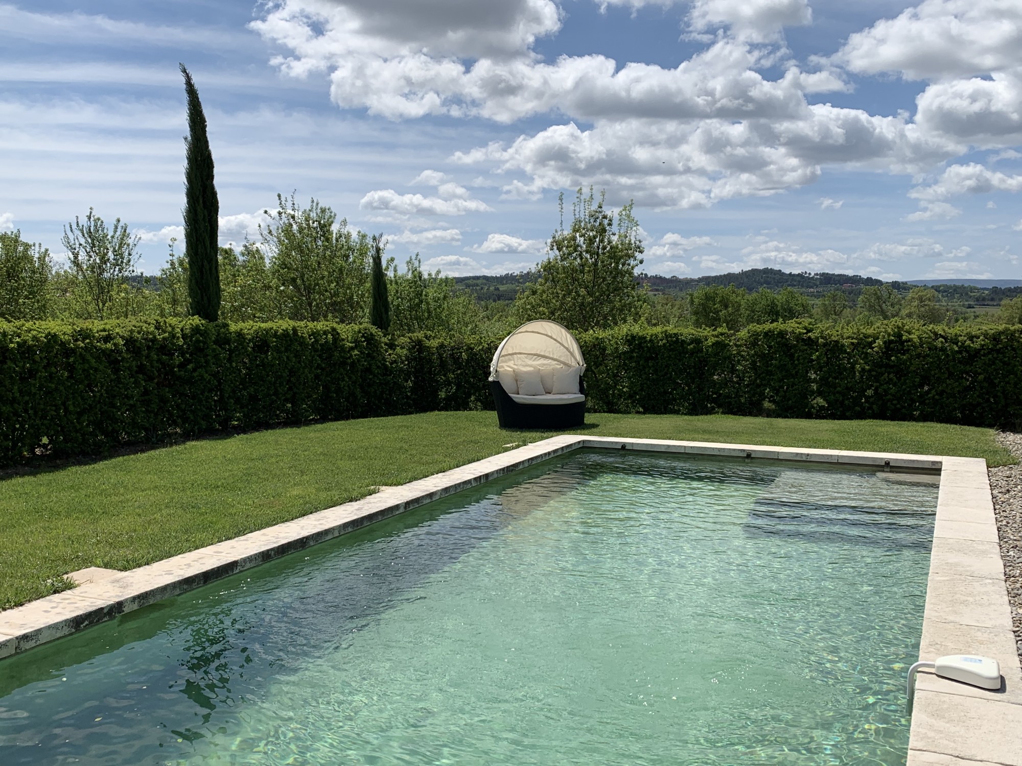 Summer rental, on the edge of the beautiful Provencal village of Roussillon