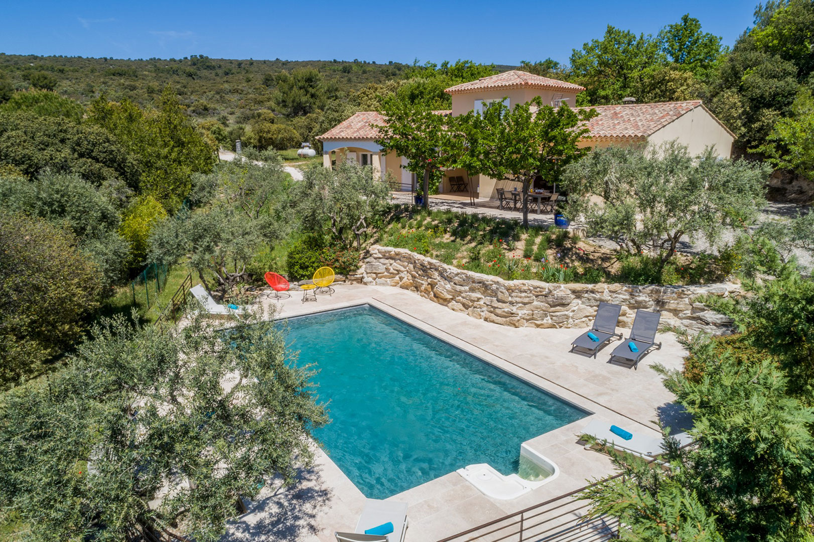 Location saisonnière en Provence, propriété rénovée avec piscine