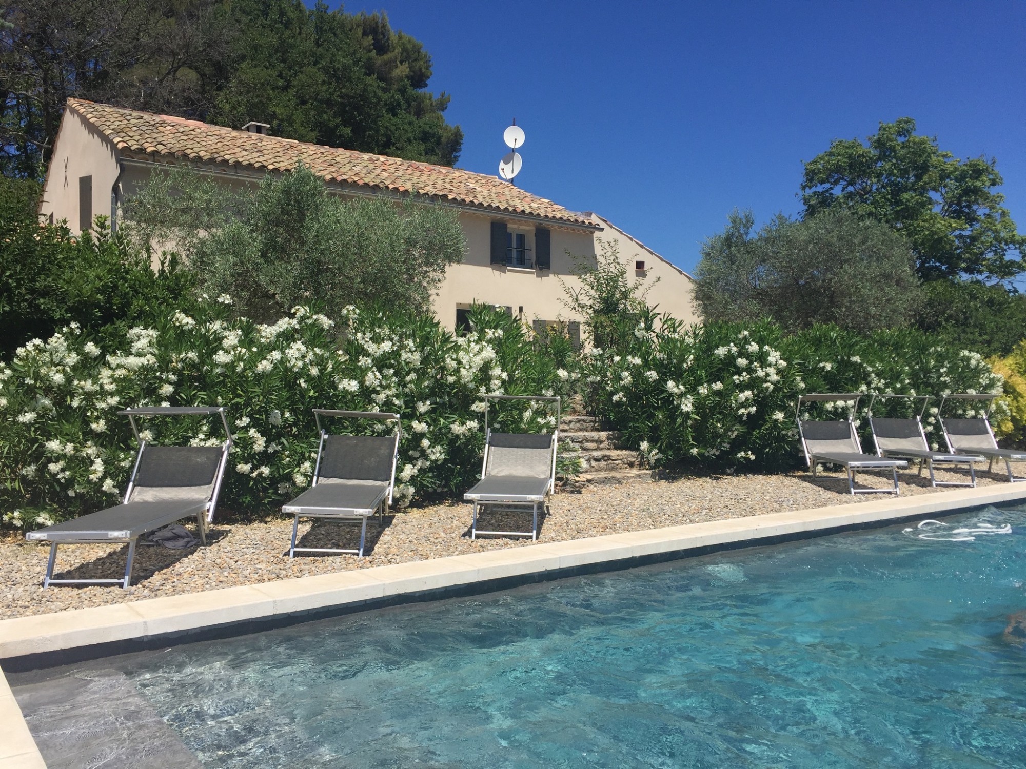 in Roussillon, in front of the ochres, charming renovated sheepfold with swimming pool