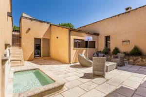 Ménerbes, for rent,  beautiful renovated house in a contemporary style with views over the Luberon