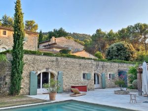 Ménerbes: Stone house with outbuildings and heated swimming pool