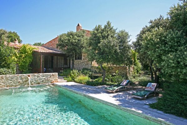 Charming house with outbuilding and swimming pool close to the village of Gordes