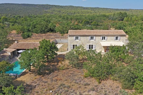 Near Gordes, architecte-designed stone house in a residential and secured area.