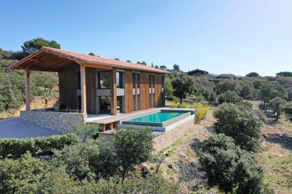 Facing the Luberon : Contemporary wood-frame passive house with low energy consumption. 