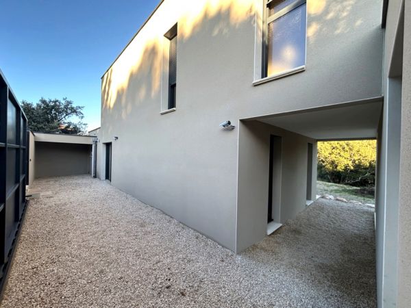 New architect-designed house with swimming pool in a dominant position 10 minutes from Vaison la Romaine