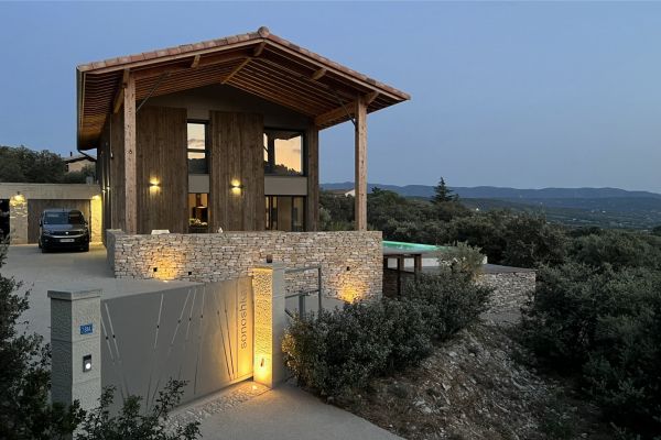 Facing the Luberon : Contemporary wood-frame passive house with low energy consumption. 