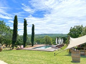 In the heart of a nature preserve, old barn with swimming pool entirely restored located on the heights of the commune of Lioux. 