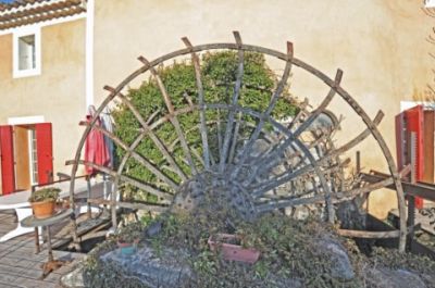 Vente moulin à eau à vendre en bordure de Sorgue, aux portes du Luberon