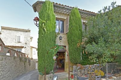 For sale, pretty village house in the heart of the provencal village of Saumane