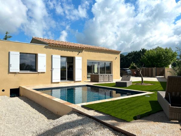 New house close to the village of Bedoin, with swimming pool and vineyard views.