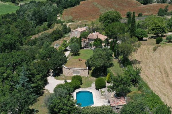 Authentic hamlet sheepfold in a dominant position overlooking the Luberon.