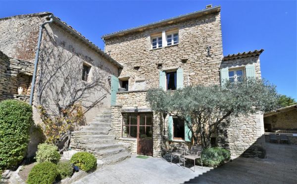 Village house with courtyard and pond in the heart of Cabrières-d'Avignon