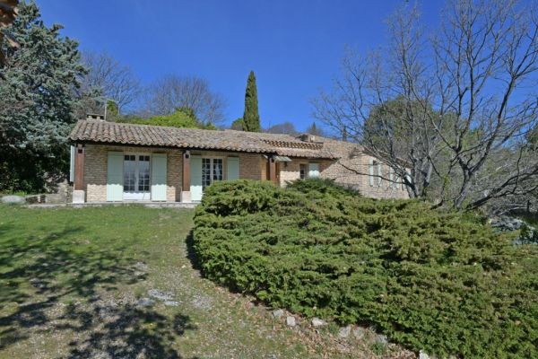 GORDES – stone house in a dominant position, a stone's throw from the village