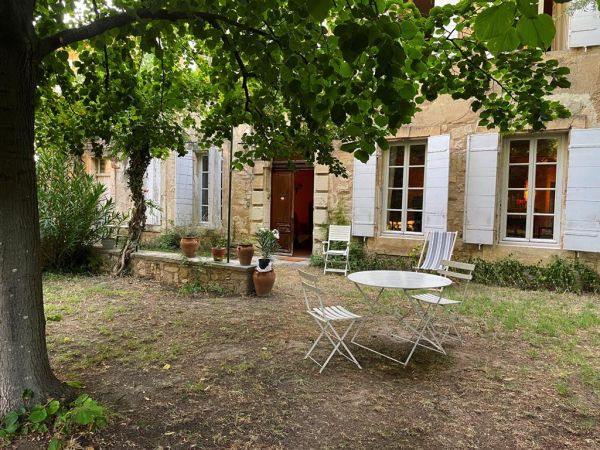 Carpentras : Elegant 19th-century bourgeois house with wooded garden, close to amenities.