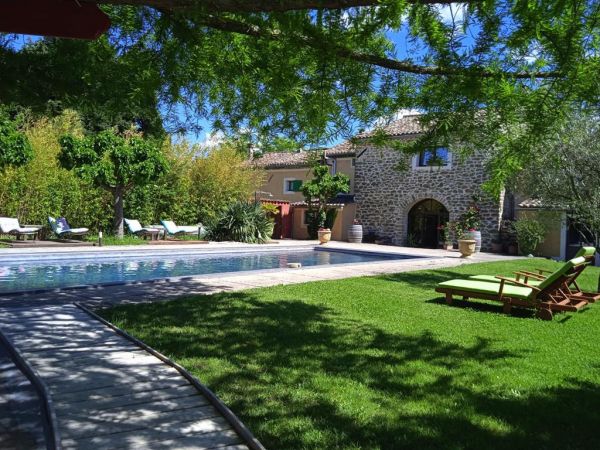 18th century Provencal farmhouse in the countryside in the heart of a wooded park of 9450m².
