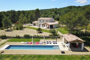 Near Gordes, facing the Luberon, contemporary air-conditioned house with swimming corridor. 