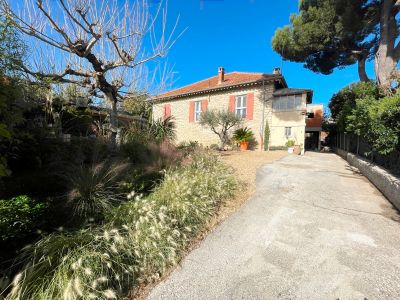 Late 19th century stone house, very quiet area, close to all amenities in Carpentras