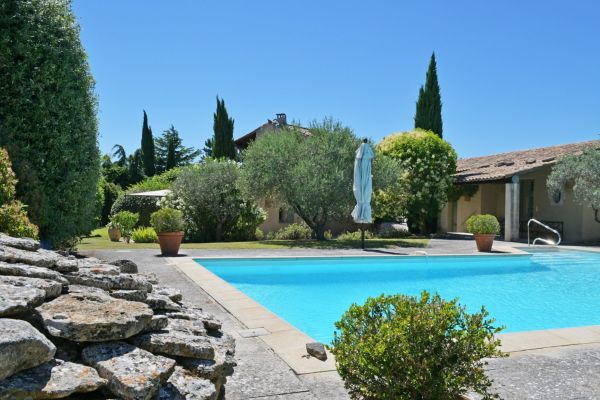 Cabrières d'Avignon: village property with outbuildings and swimming pool.