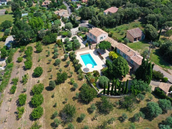 Property in a dominant position of 290 m² with garden and swimming pool