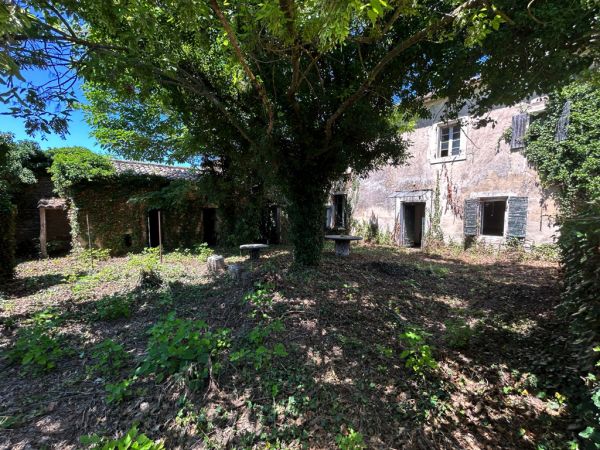 For Sale - Gordes Farm to restore and building land
