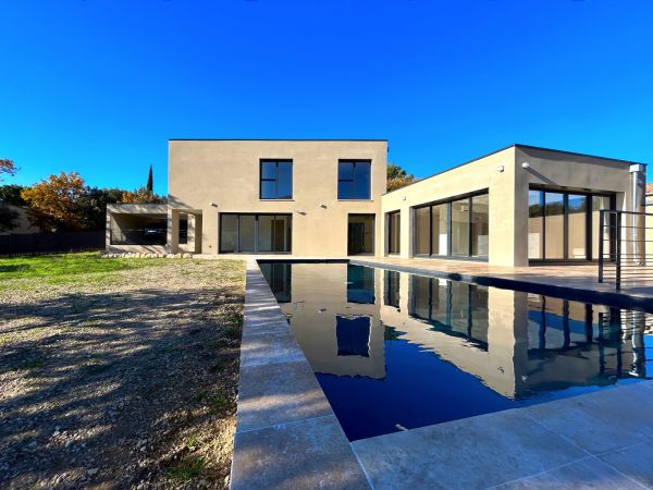 New architect-designed house with swimming pool in a dominant position 10 minutes from Vaison la Romaine