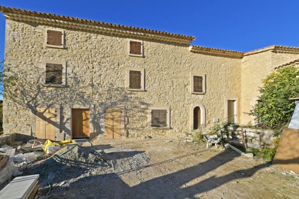 Gordes: Renovated 18th century farmhouse with swimming pool and view of the Luberon