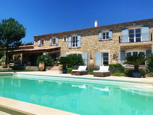 SUPERB HOUSE WITH POOL FACING THE LUBERON