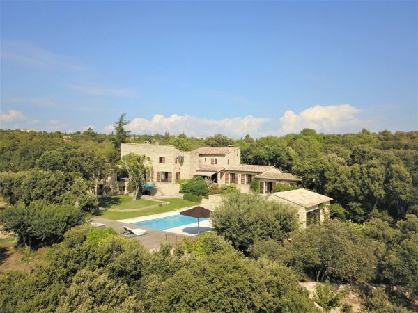 For rent at the gates of Gordes, magnificent property with swimming pool and quality services 