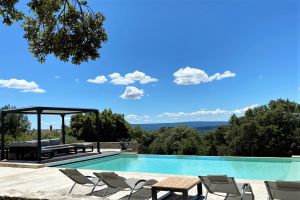 Location maison récente avec piscine chauffée et vue sur le Luberon et sa vallée