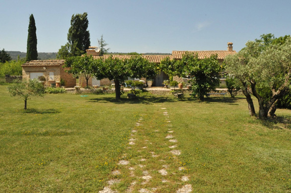 Exclusive sale in Gordes: single storey stone house on nearly one hectare