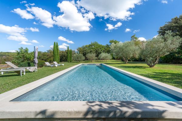 Ménerbes : superb restored farmhouse with swimming pool