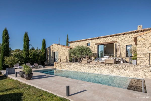 Contemporary property a stone's throw from the village of Gordes