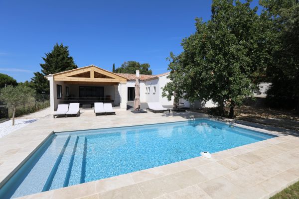 AT THE FOOT OF THE LUBERON BEAUTIFUL MODERN HOUSE WITH ITS POOL AND GARAGE