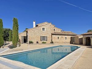 Gordes: stone house with swimming pool on almost 2 hectares