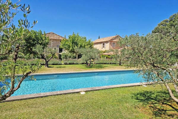 NEAR BONNIEUX, VERY BEAUTIFUL FARMHOUSE WITH POOL ON OVER 2 HECTARES OF LAND