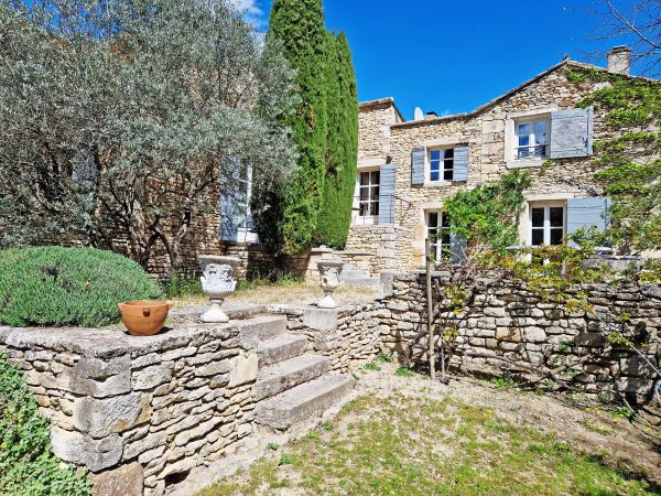 IN GORDES, BEAUTIFUL HOUSE WITH SWIMMING POOL ON ALMOST 5000M²