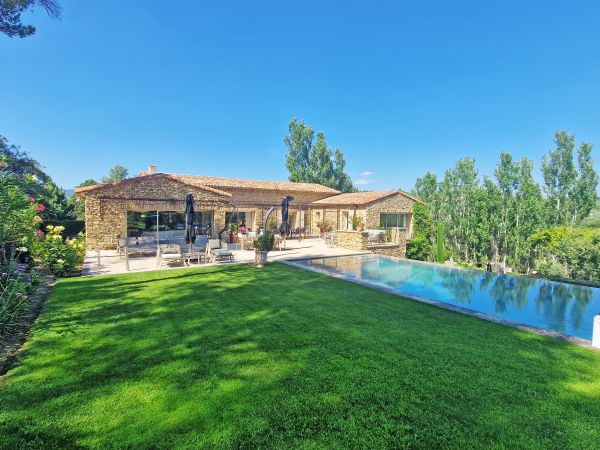 Superb stone house with views of the Luberon and pool