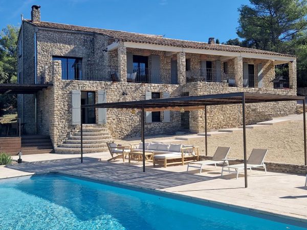 Magnificient and perfectly renovated stone house with swimming pool and panoramic view onto the Luberon and Alpilles