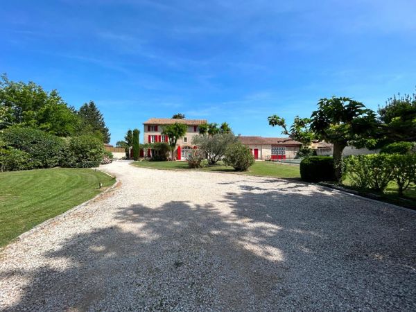 Velleron - Country house with outbuildings and swimming pool