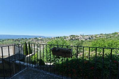 In Gordes, for sale, superb village house of XVIIth century, entiely renovated, full of charm and authenticity. 